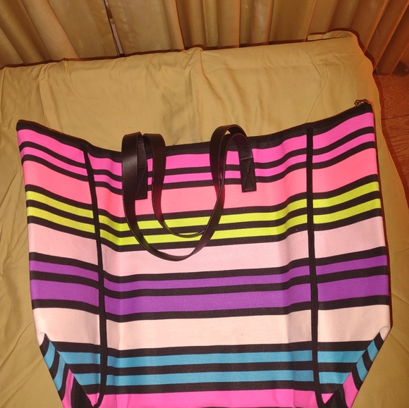 Victoria Secret - Picture 2 of 5